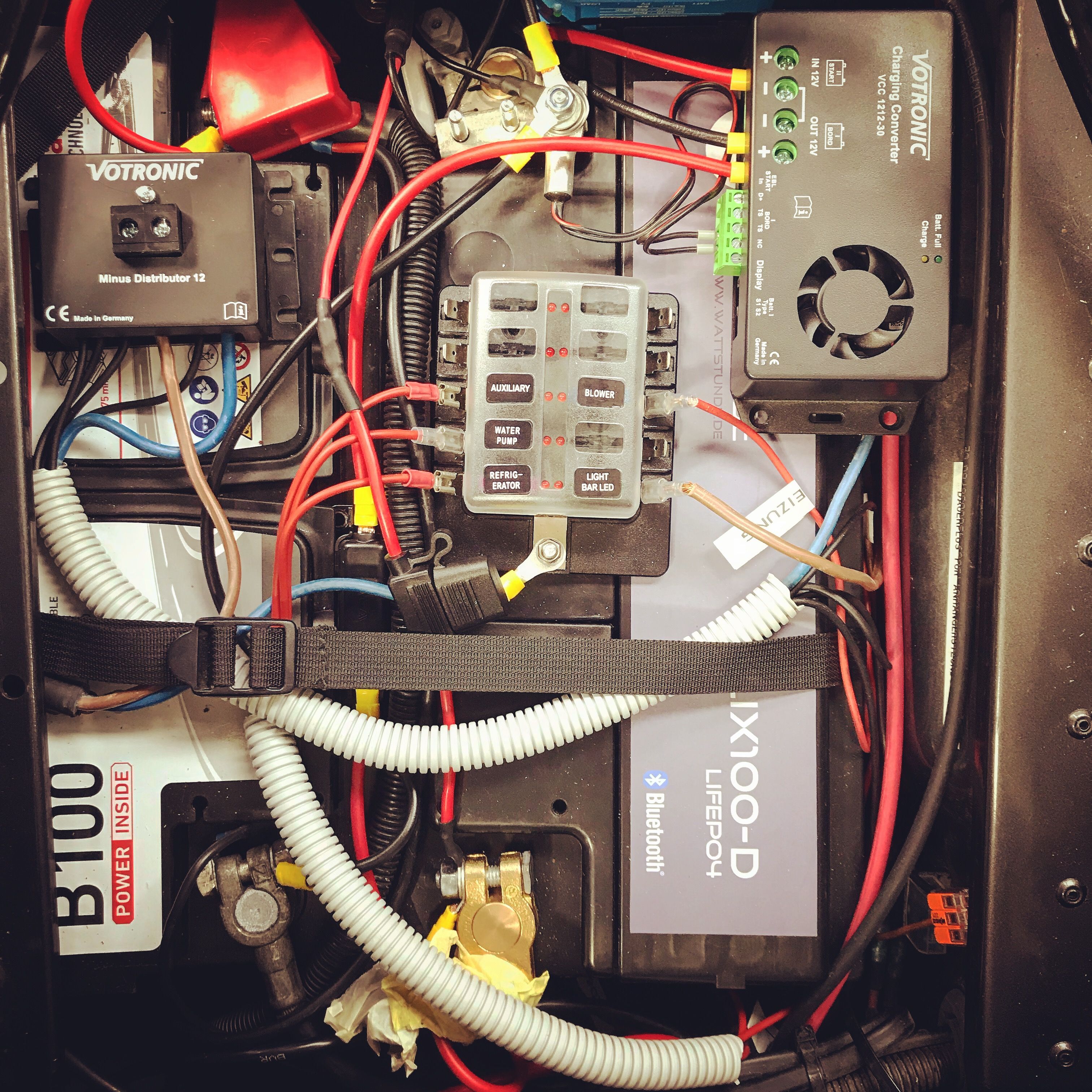 Ladeelektronik und Batterie Sitzkiste Defender